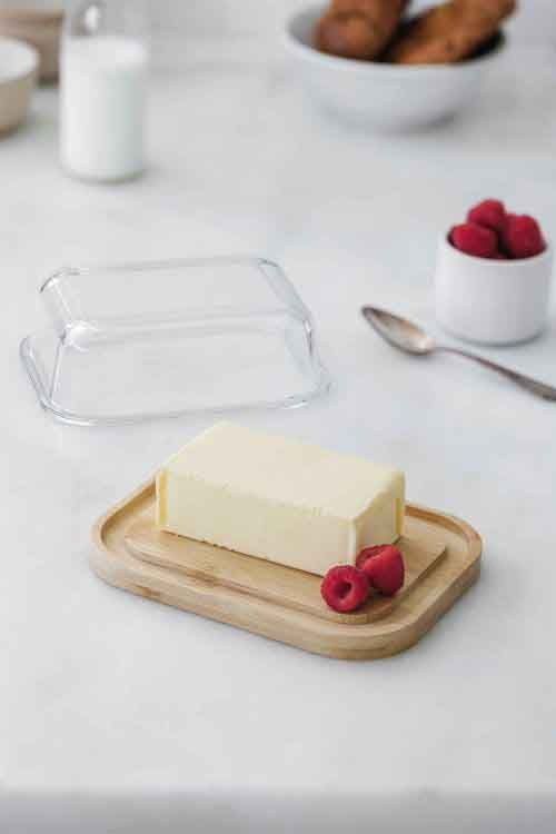 Beurrier sur socle bambou et couvercle en verre pour servir à table