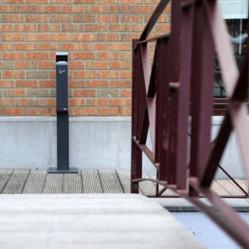 Collecteur de mégots compact sur pied en extérieur