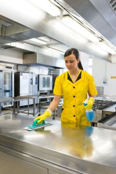 Nettoyage de plan de travail inox en cuisine