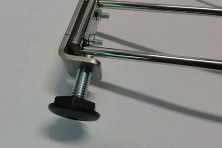 Pied réglable monté sur casier à vin chromé