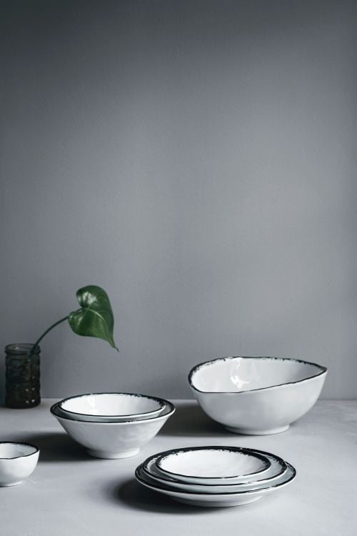 Plateaux ronds et bols en mélamine avec liseré noir