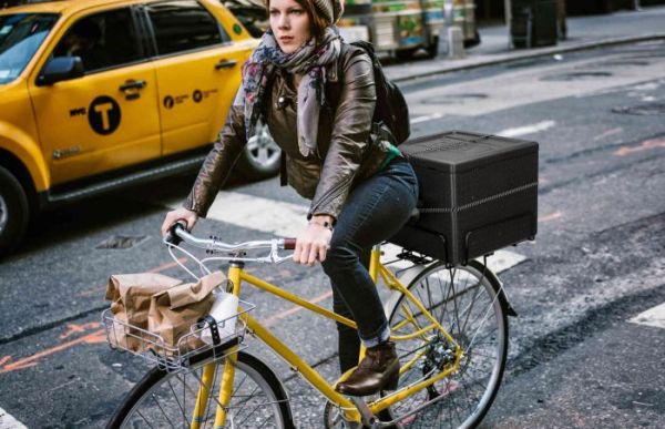 Portage de repas en conteneur sur vélo