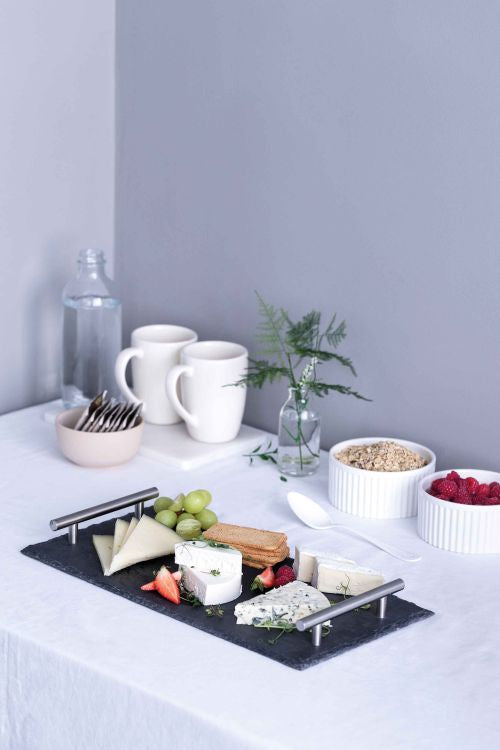 Présentoir élégant ardoise et inox en plateau de fromage