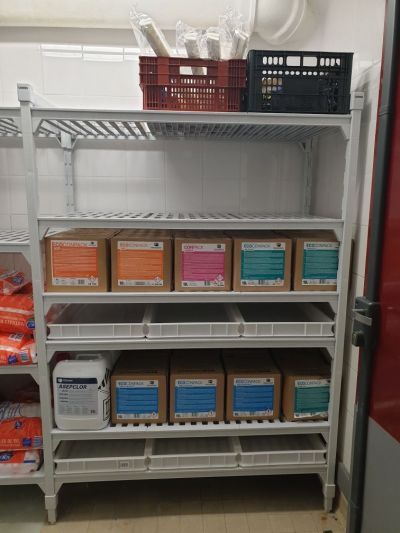 Rayonnage alimentaire avec bacs de rétention