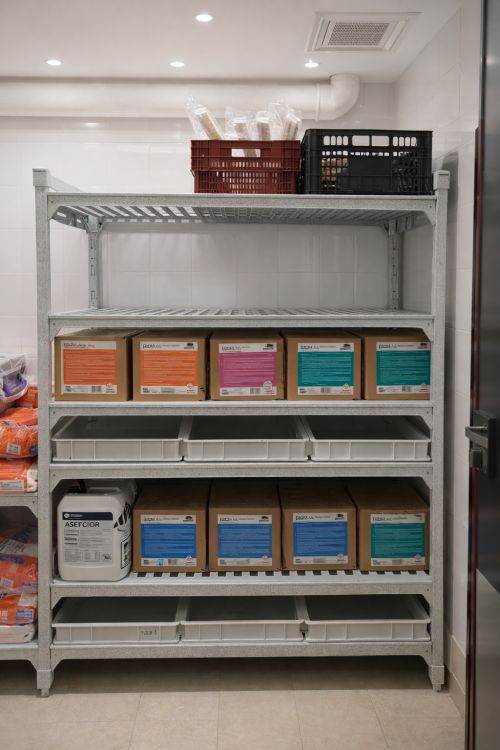 Rayonnage alimentaire avec bacs de rétention pour sécurité des liquides, huiles et produits chimiques