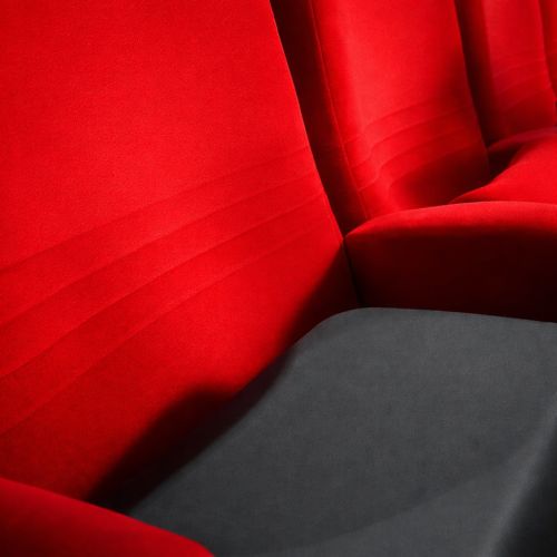 Rehausseur de cinéma gris sur fauteuil rouge pour un rendu impeccable