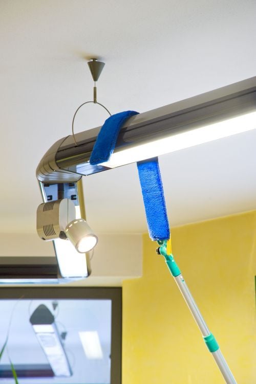 Support de dépoussiérage flexible avec manche