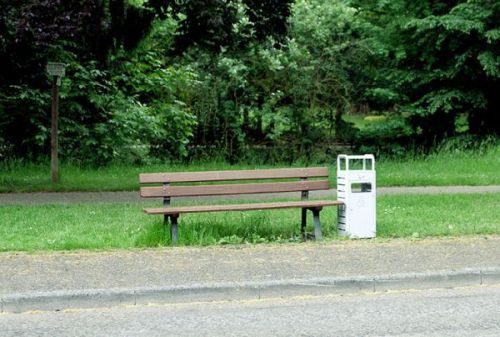 Cendrier sur poubelle extérieure dans un parc public