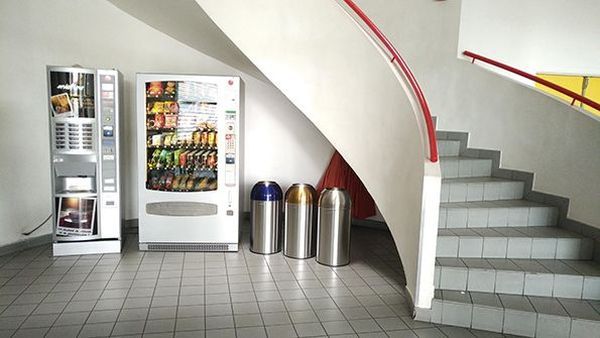 Conteneurs inox en station de tri des déchets