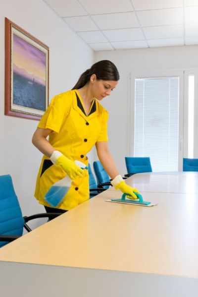 Nettoyage des tables en salle de réunion en hôtel