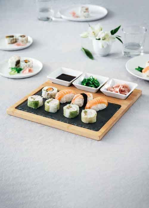 Planche de présentation sushis en ardoise, porcelaine et structure bambou