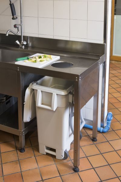 Poubelle pour table de cuisine professionnelle trouée