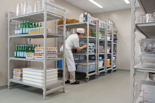 Rayonnage mobile sur rails pour un stockage supplémentaire